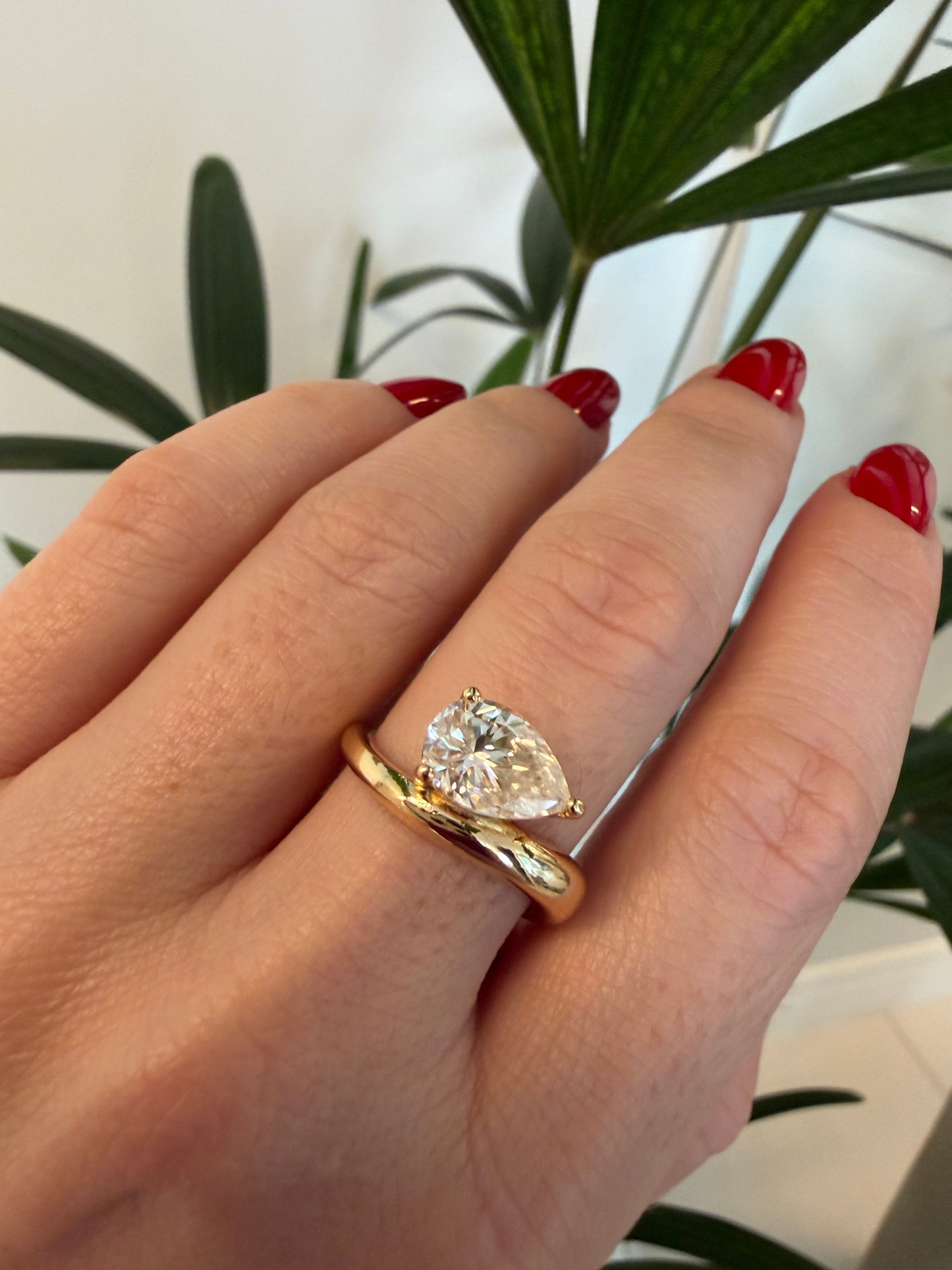 Anel Ondulado em Moissanite gota Prata 925