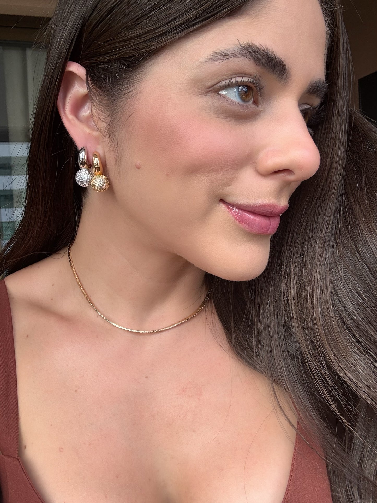 Argola com Pingente Esfera Cravejada